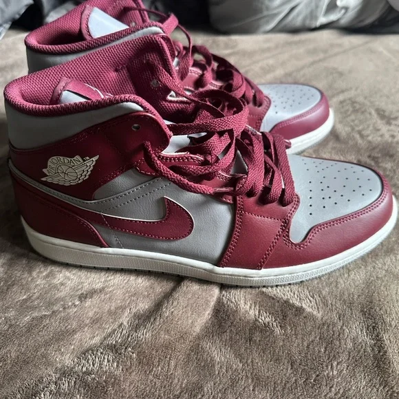Air Jordan 1 Mids - Picture 2 of 6